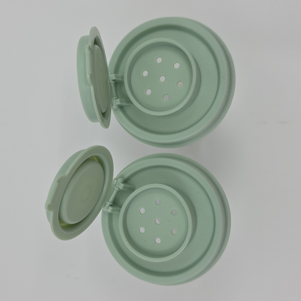 Tupperware Salt and Pepper Shakers Exclusif Color Light Green - Picture 3 of 10
